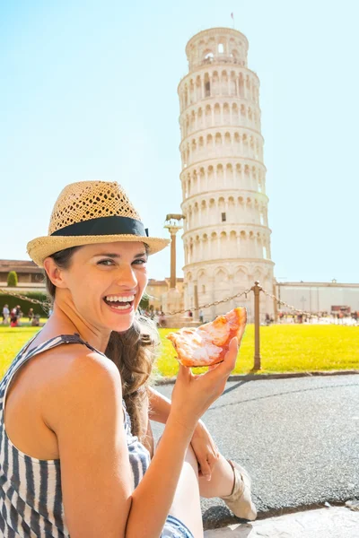 Portrait de jeune femme heureuse mangeant de la pizza devant t penché — Photo