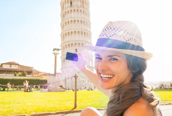 Feliz joven mujer tomando fotos de la torre inclinada de pisa, toscana —  Fotos de Stock