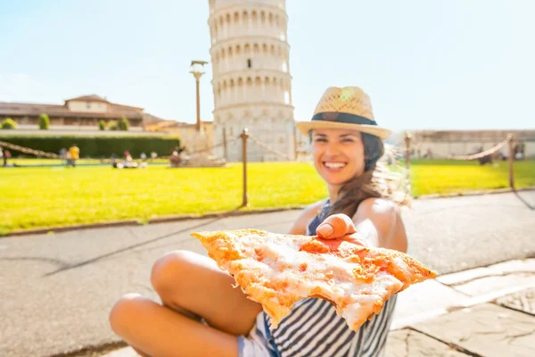 Primo piano sulla giovane donna che dà la pizza davanti alla torre pendente di — Foto Stock