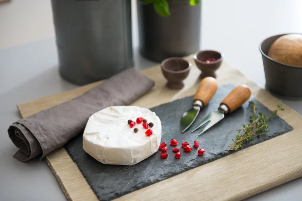 Fechar em camembert na mesa — Fotografia de Stock