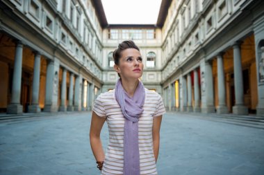 mesafe içine arayan genç bir kadın