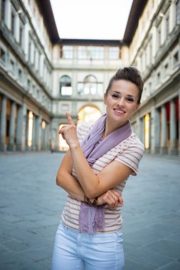 Genç kadın işaret ediyor