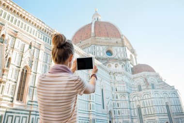 Kadın fotoğraf çekiyor.