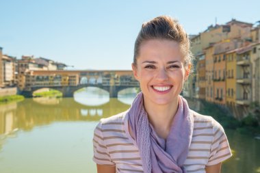 Köprüde duran kadın