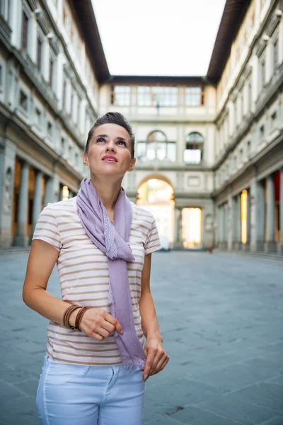 Vrouw stond in de buurt uffizi gallery — Stockfoto