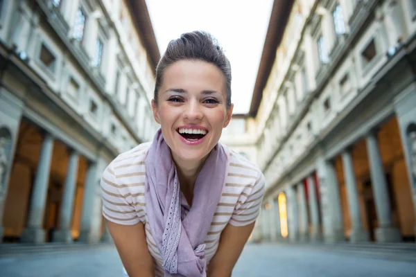 Feliz joven mujer sonriendo — Foto de Stock