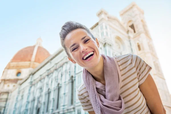 Jovem mulher sorrindo — Fotografia de Stock