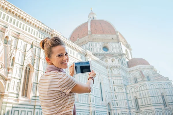 Felice giovane donna scattare foto — Foto Stock