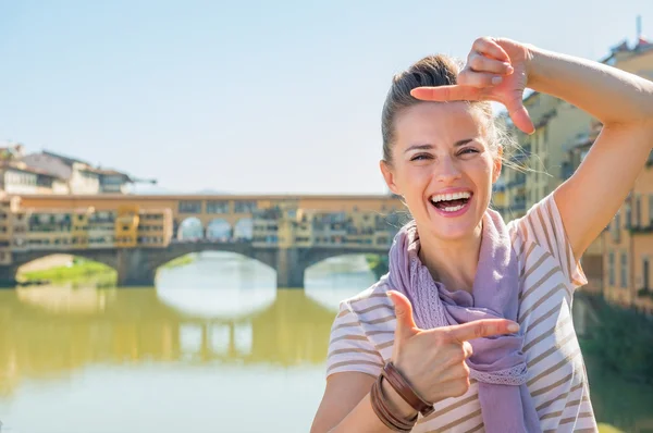 Jeune femme debout sur le pont — Photo