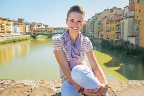 Giovane donna seduta sul ponte — Foto Stock