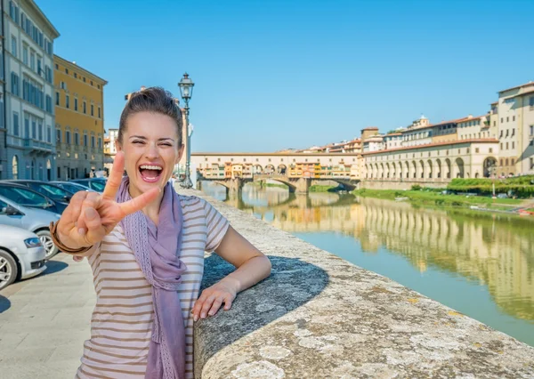 Frau steht auf Böschung — Stockfoto