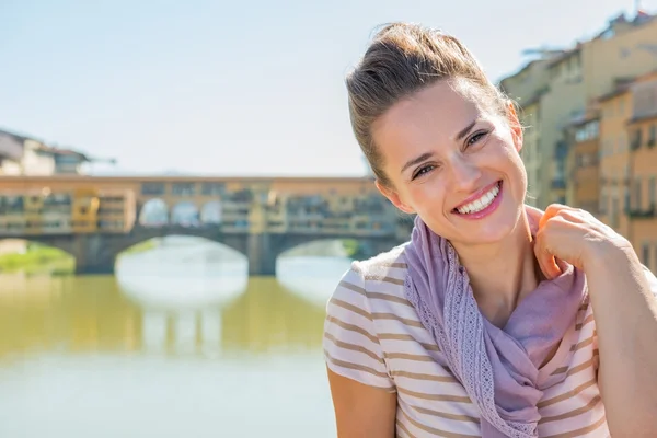 Donna seduta sul ponte — Stockfoto