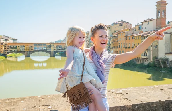 Madre e bambina in piedi — Foto Stock