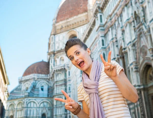 Woman showing victory gesture — Stock Photo, Image