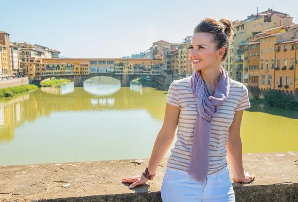 Donna seduta sul ponte — Foto Stock