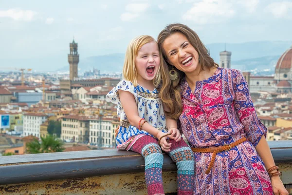 Potret ibu tersenyum dan bayi perempuan terhadap panorama melihat bunga, italy — Stok Foto