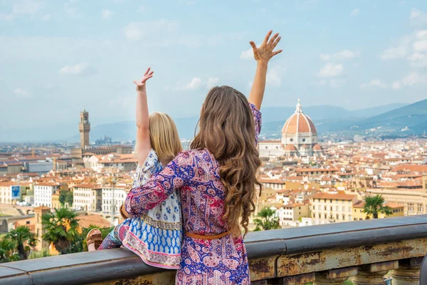 Madre e bambina con vista panoramica su firenze, italia e gioia — Foto Stock