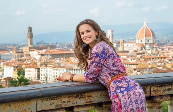 Portrait of happy young woman against panoramic view of florence — Stockfoto