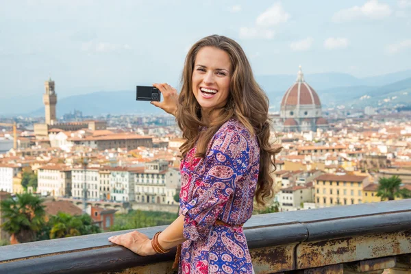 Joyeux jeune femme prenant des photos de vue panoramique de florence, il — Photo