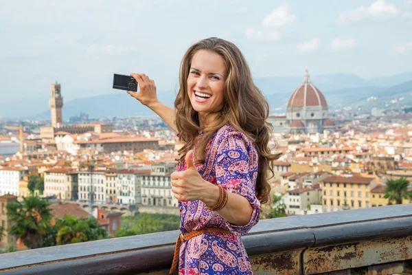 Feliz joven mujer tomando fotos de vista panorámica de florencia, italia y mostrando los pulgares hacia arriba —  Fotos de Stock