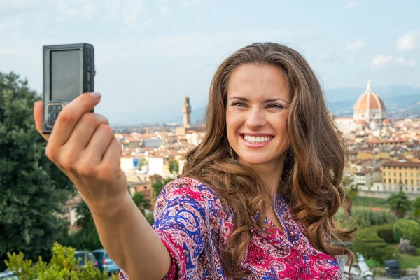 Happy young woman making selfie in front of panoramic view of fl — Stockfoto