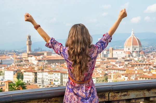 Giovane donna gioire contro vista panoramica di Firenze, Italia — Foto Stock