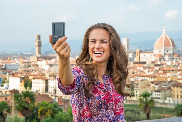 Jovem feliz fazendo selfie contra vista panorâmica da florência, itália — Fotografia de Stock