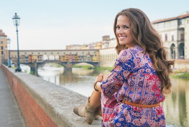 Ponte vecchio, florence, İtalya yakın oturan mutlu genç kadın