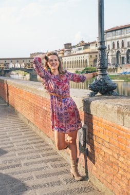 Mutlu genç kadın eğleniyor setin yakınındaki pon üzerinde yürüyen zaman