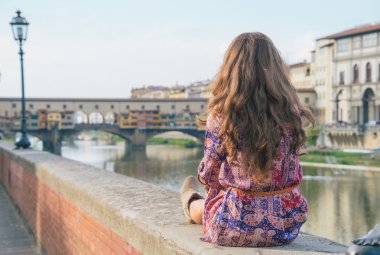 Ponte vecchio, florence, İtalya yakın oturan bir genç bayan. arka 