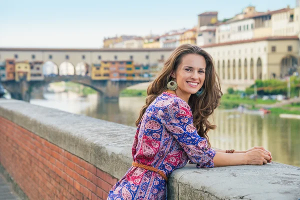 Portret van een jonge vrouw aan kade in de buurt van ponte vecchio in flor — Stockfoto