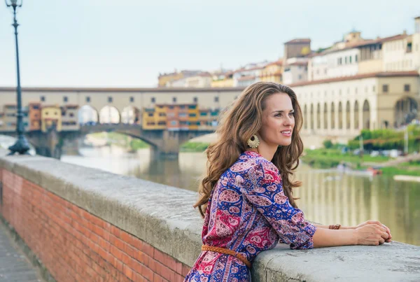 Thoughtful young woman on embankment near ponte vecchio in flore — Stock Photo, Image
