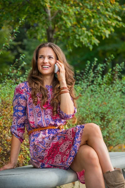 Glückliche junge Frau telefoniert im Stadtpark — Stockfoto