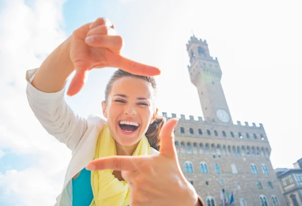 Gelukkig jonge vrouw tussen handen in de voorkant van palazzo vecchio — Stockfoto