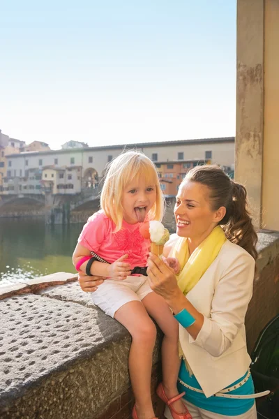 Happy mother and baby girl eating ice cream near ponte vecchio i — Stock Photo, Image
