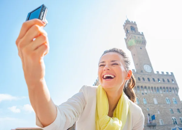 Jovem feliz fazendo selfie na frente do palazzo vecchio em f — Fotografia de Stock