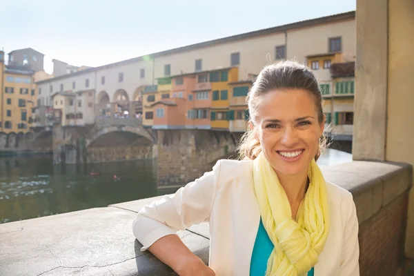 Portret van lachende jonge vrouw in de buurt van ponte vecchio in florence, — Stockfoto