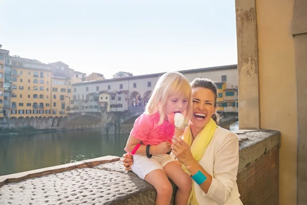 Felice mamma e bambina mangiare gelato vicino ponte vecchio i — Foto Stock