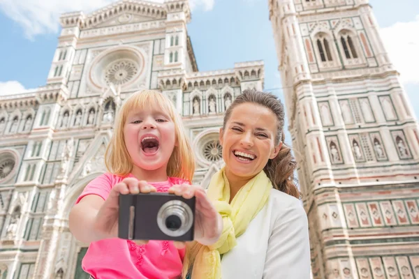 Glad mamma och baby girl tar foto framför duomo i flo — Stockfoto