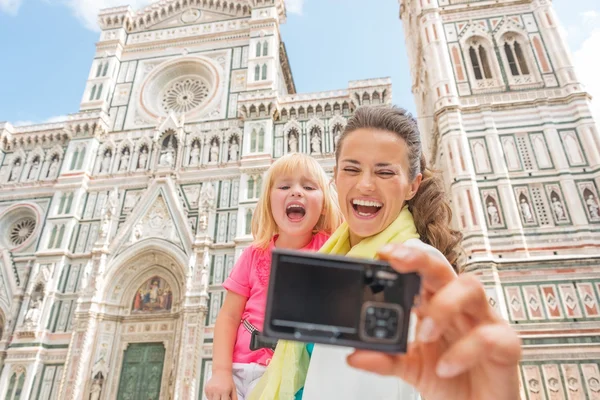 Lächelnde Mutter und kleines Mädchen machen Selfie vor Dom in — Stockfoto