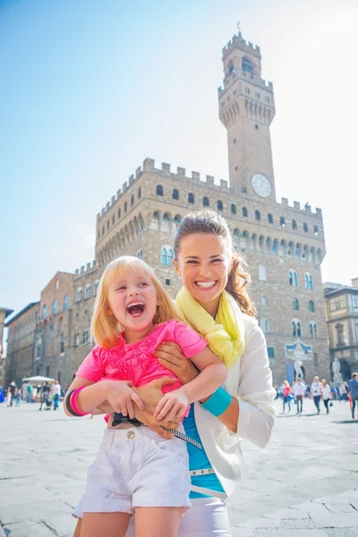 Mosolygó anya és a kislány előtt palazzo vec portréja — Stock Fotó