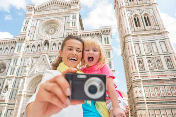 Glückliche Mutter und kleines Mädchen beim Fotografieren vor dem Dom in Florenz — Stockfoto