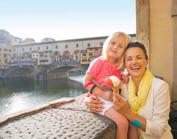 Portrait of happy mother and baby girl eating ice cream near pon — Stock Photo, Image