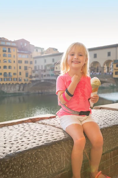 Boldog baba lány eszik fagylaltot közelében ponte vecchio portréja — Stock Fotó