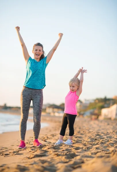 Gesunde Mutter und Baby freuen sich am Abend am Strand — Stockfoto