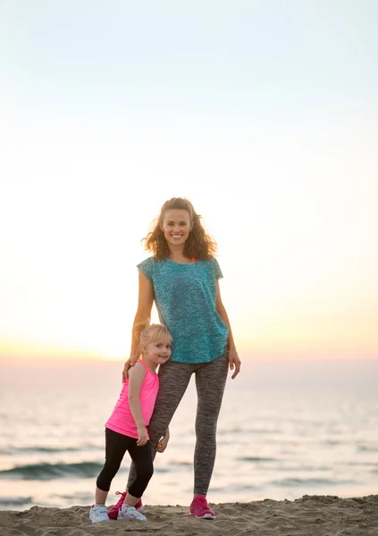 Retrato de madre sana y niña en la playa por la noche — Foto de Stock