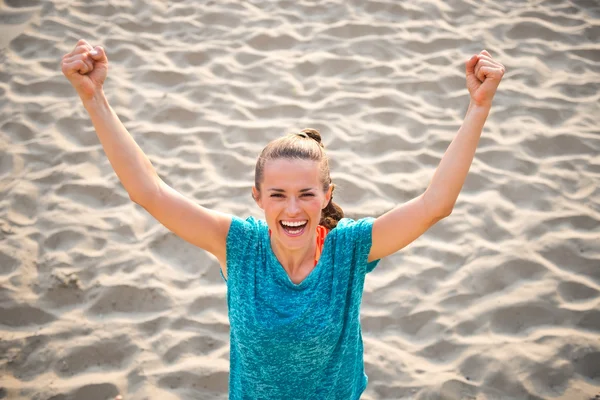 Fitness fiatal asszony, örvendezve strandon portréja — Stock Fotó