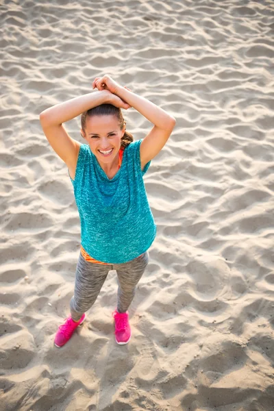 Porträt einer jungen Frau am Strand — Stockfoto