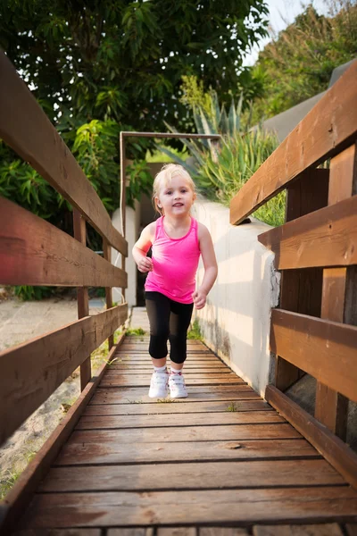 Portret van fitness babymeisje buitenshuis — Stockfoto