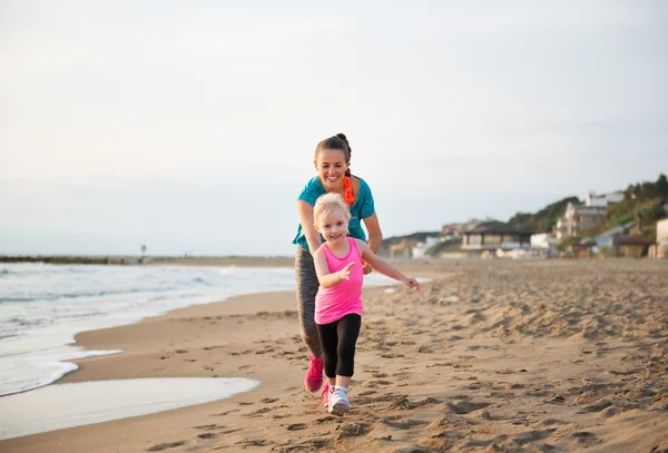 Zdravá matka a holčička na pláži — Stock fotografie